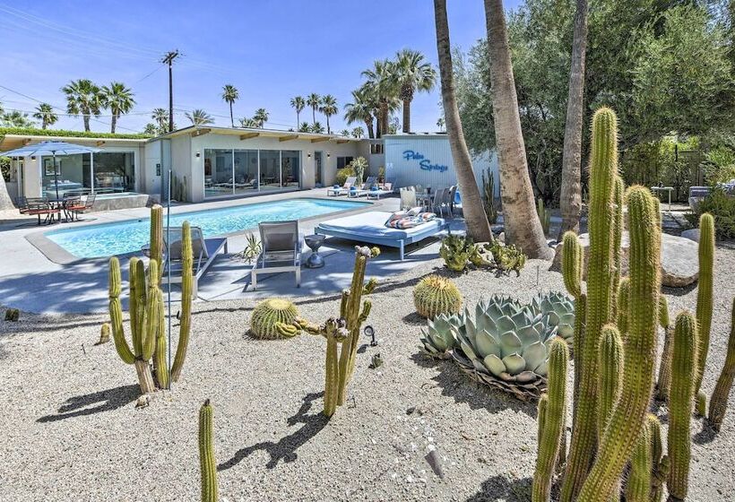 Palm Springs Home W/ Private Pool & Hot Tub!