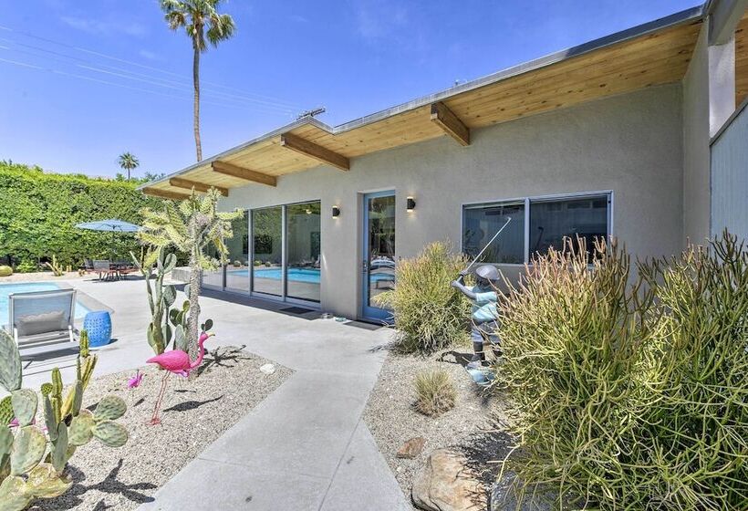 Palm Springs Home W/ Private Pool & Hot Tub!