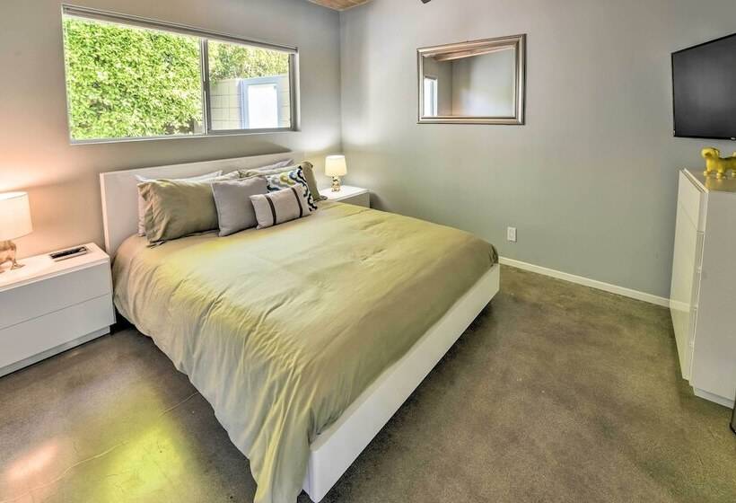 Palm Springs Home W/ Private Pool & Hot Tub!