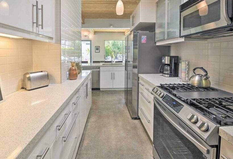 Palm Springs Home W/ Private Pool & Hot Tub!