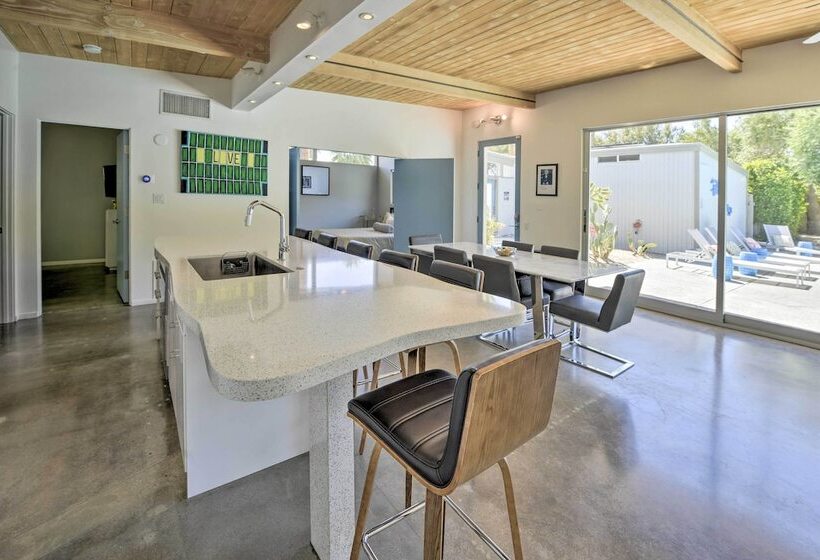 Palm Springs Home W/ Private Pool & Hot Tub!