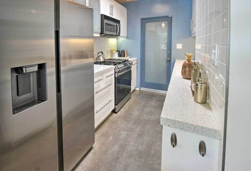 Palm Springs Home W/ Private Pool & Hot Tub!