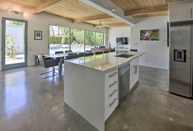 Palm Springs Home W/ Private Pool & Hot Tub!