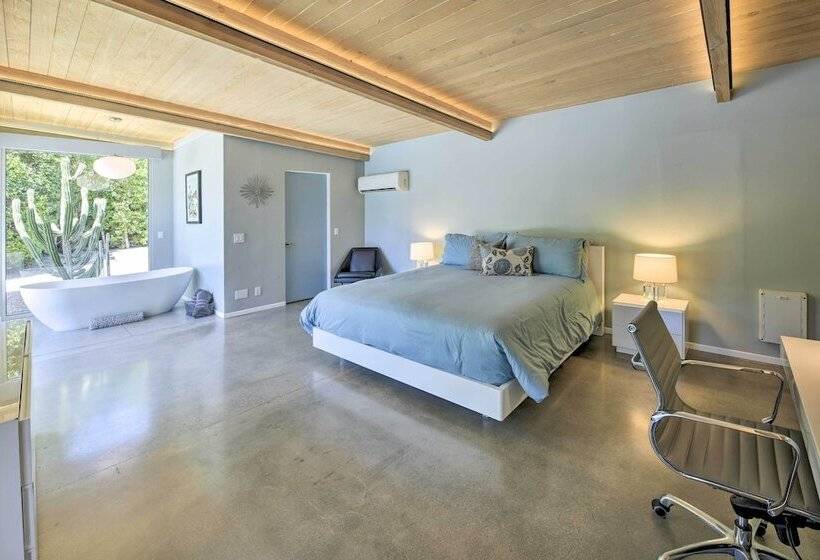 Palm Springs Home W/ Private Pool & Hot Tub!