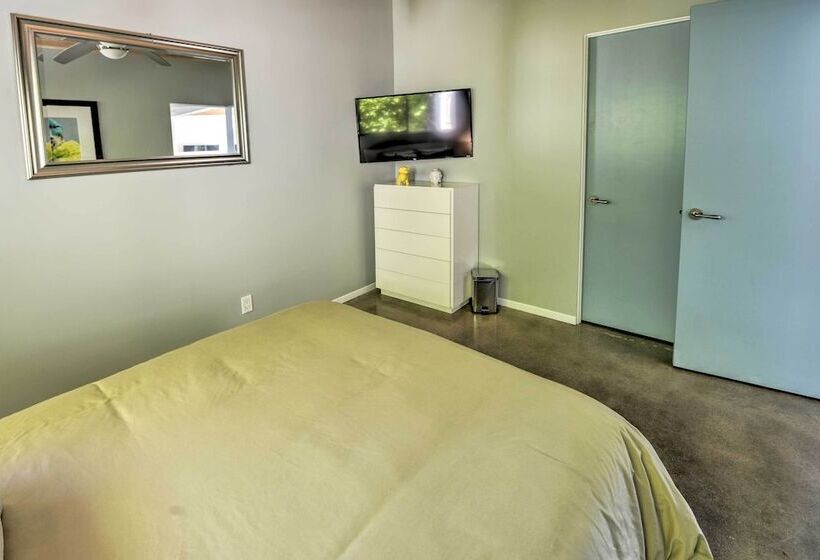 Palm Springs Home W/ Private Pool & Hot Tub!