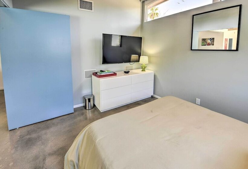 Palm Springs Home W/ Private Pool & Hot Tub!