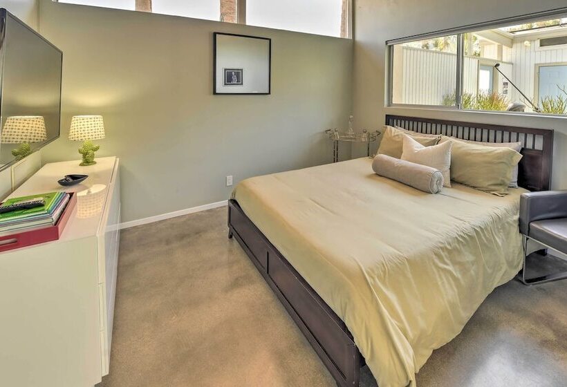 Palm Springs Home W/ Private Pool & Hot Tub!