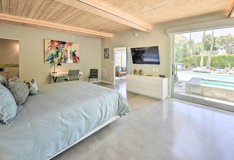 Palm Springs Home W/ Private Pool & Hot Tub!