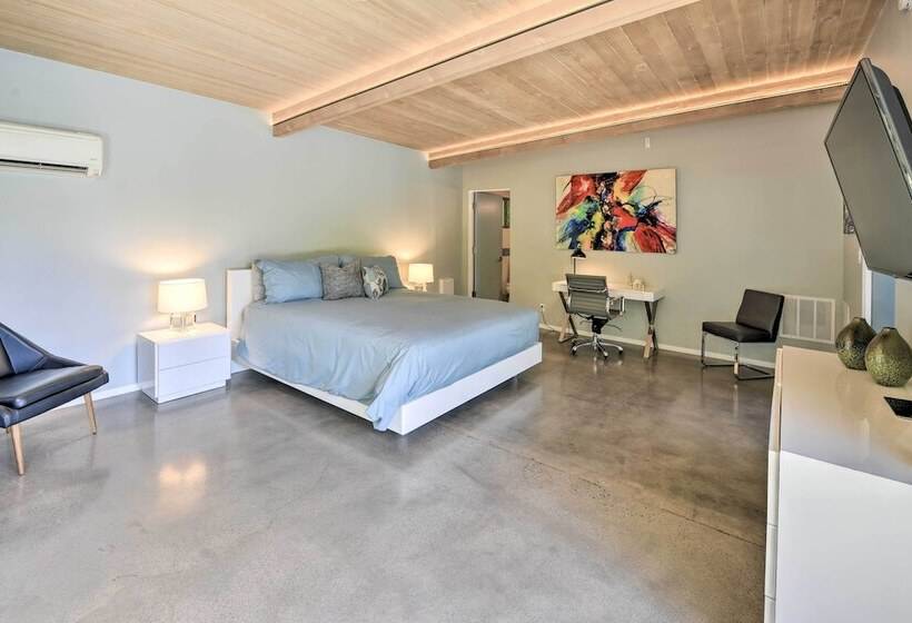 Palm Springs Home W/ Private Pool & Hot Tub!