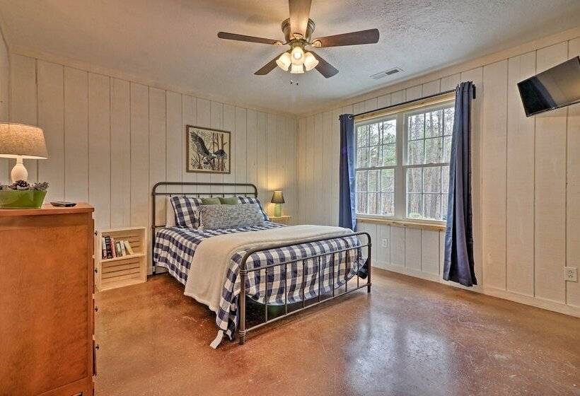 Peaceful Family Cabin On 10 Acres W/ Game Room!