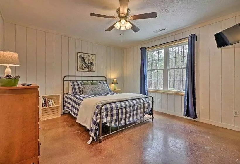 Peaceful Family Cabin On 10 Acres W/ Game Room!