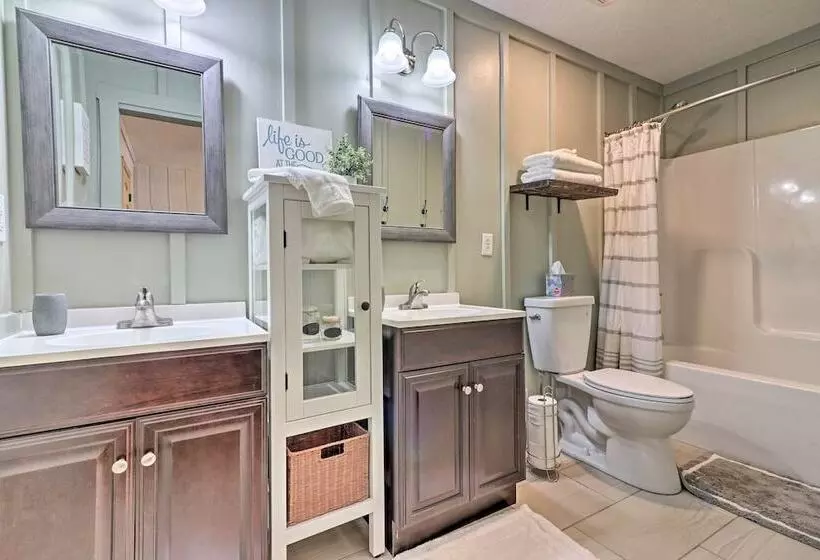 Peaceful Family Cabin On 10 Acres W/ Game Room!