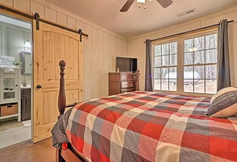 Peaceful Family Cabin On 10 Acres W/ Game Room!