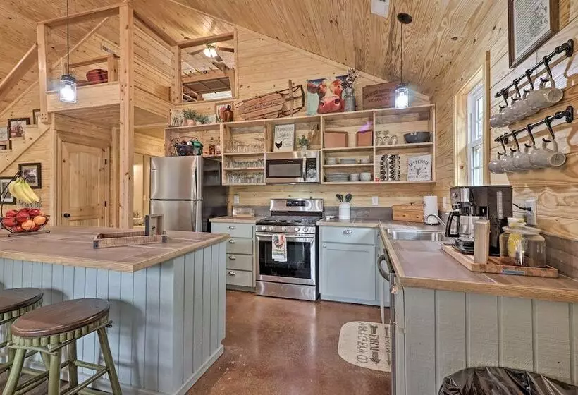 Peaceful Family Cabin On 10 Acres W/ Game Room!