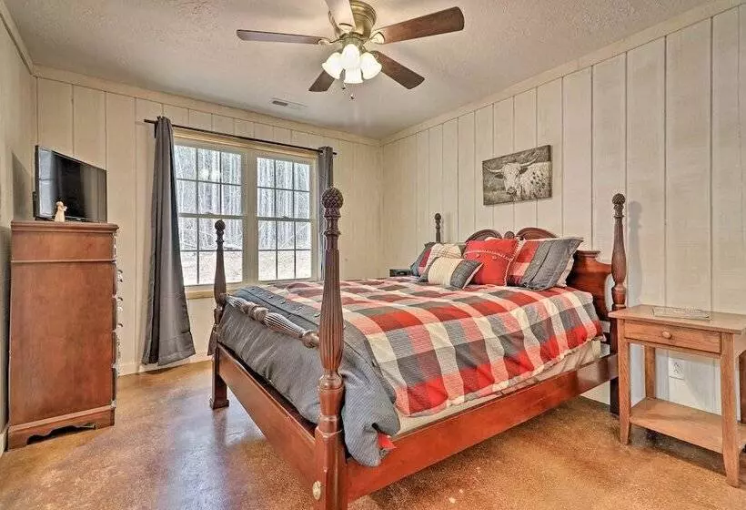 Peaceful Family Cabin On 10 Acres W/ Game Room!