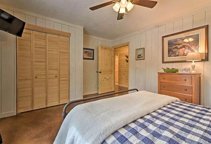 Peaceful Family Cabin On 10 Acres W/ Game Room!