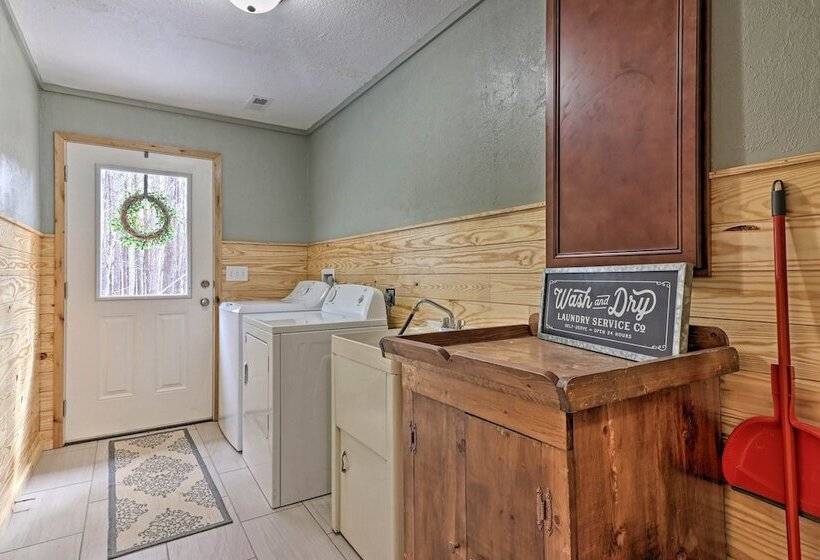 Peaceful Family Cabin On 10 Acres W/ Game Room!