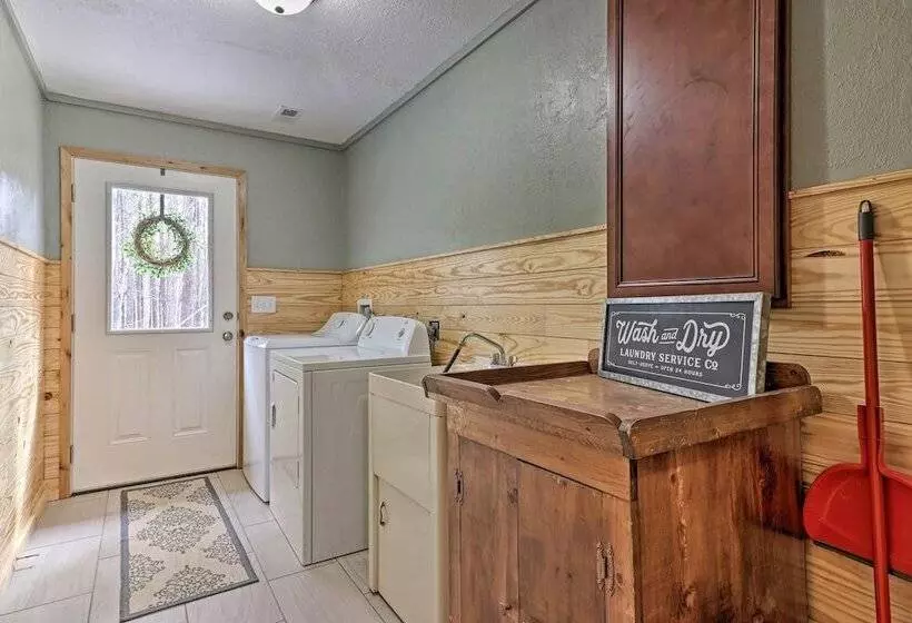 Peaceful Family Cabin On 10 Acres W/ Game Room!