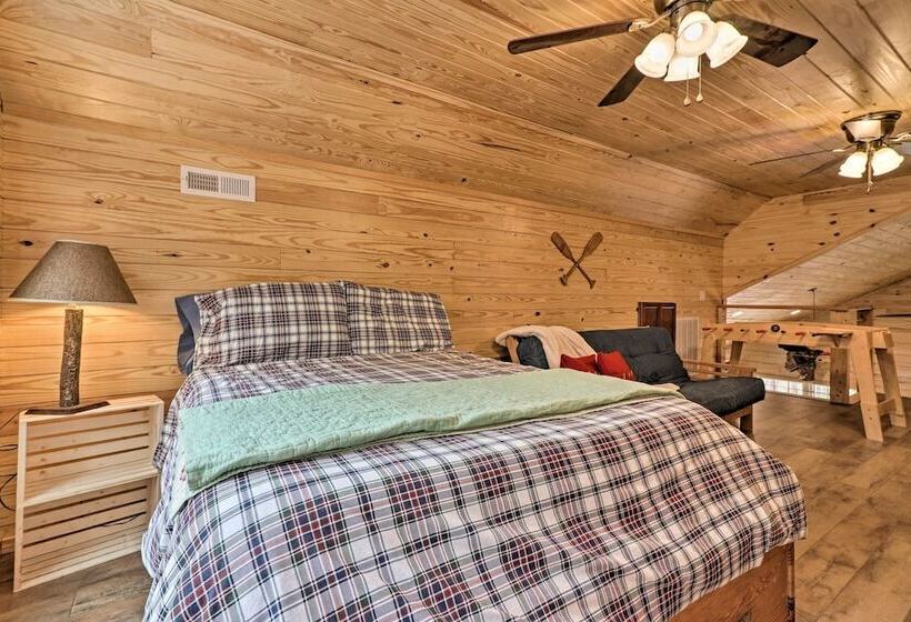 Peaceful Family Cabin On 10 Acres W/ Game Room!