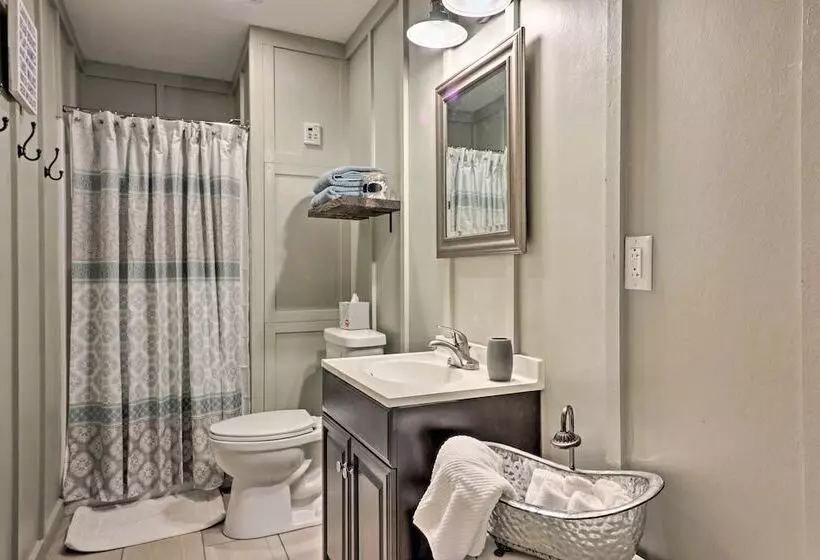 Peaceful Family Cabin On 10 Acres W/ Game Room!