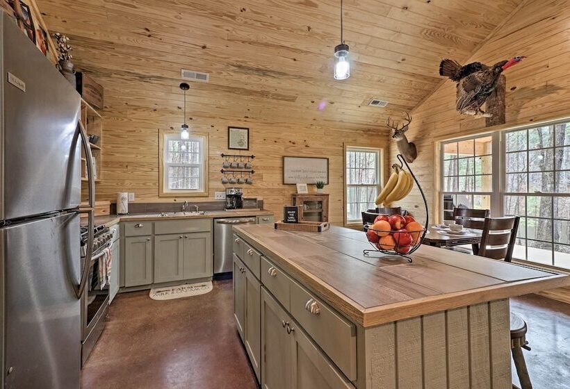 Peaceful Family Cabin On 10 Acres W/ Game Room!