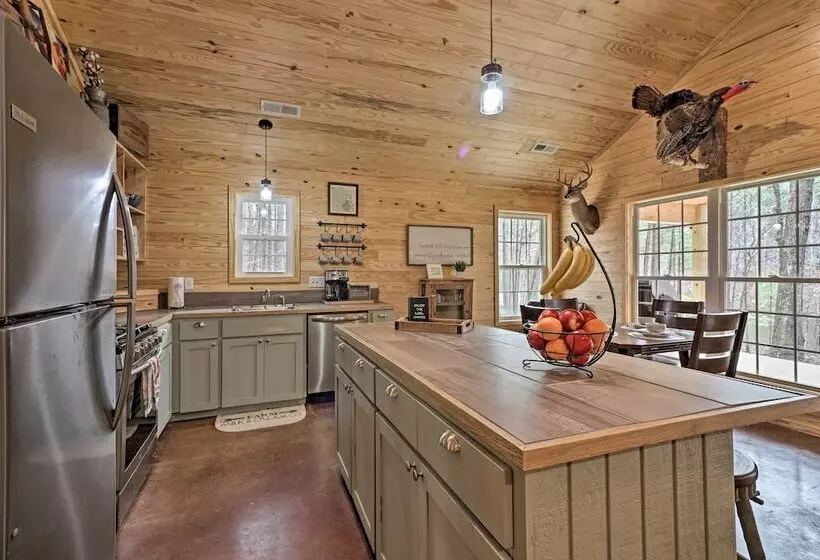 Peaceful Family Cabin On 10 Acres W/ Game Room!