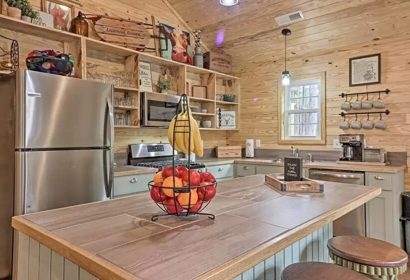 Peaceful Family Cabin On 10 Acres W/ Game Room!