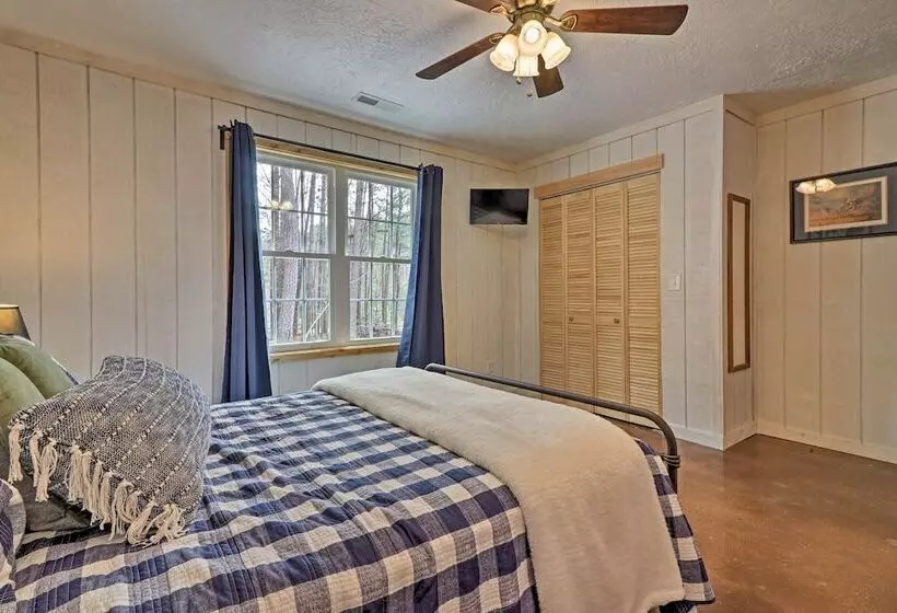 Peaceful Family Cabin On 10 Acres W/ Game Room!