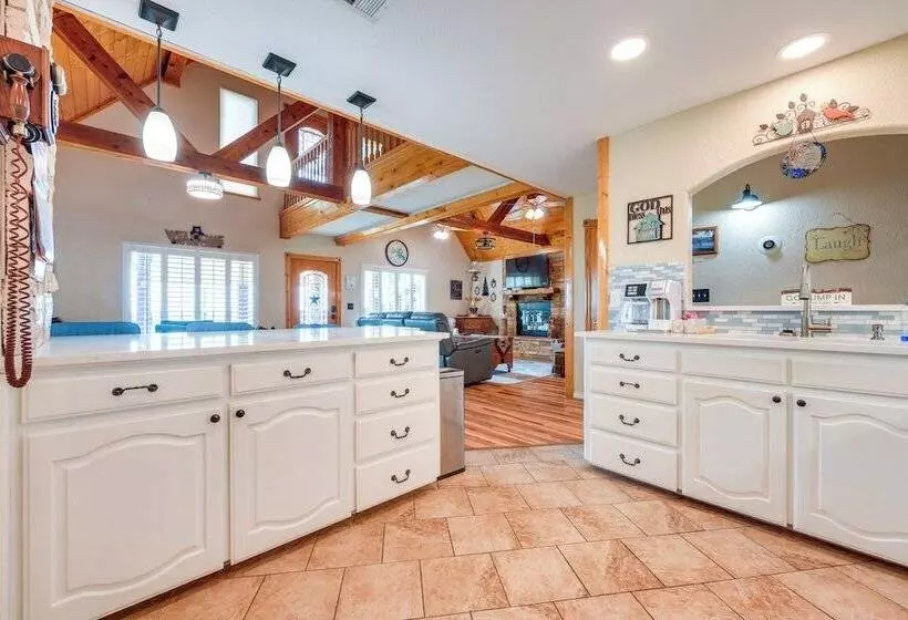 Pet Friendly Canyon Lake Cabin, 1 Mi To Water!