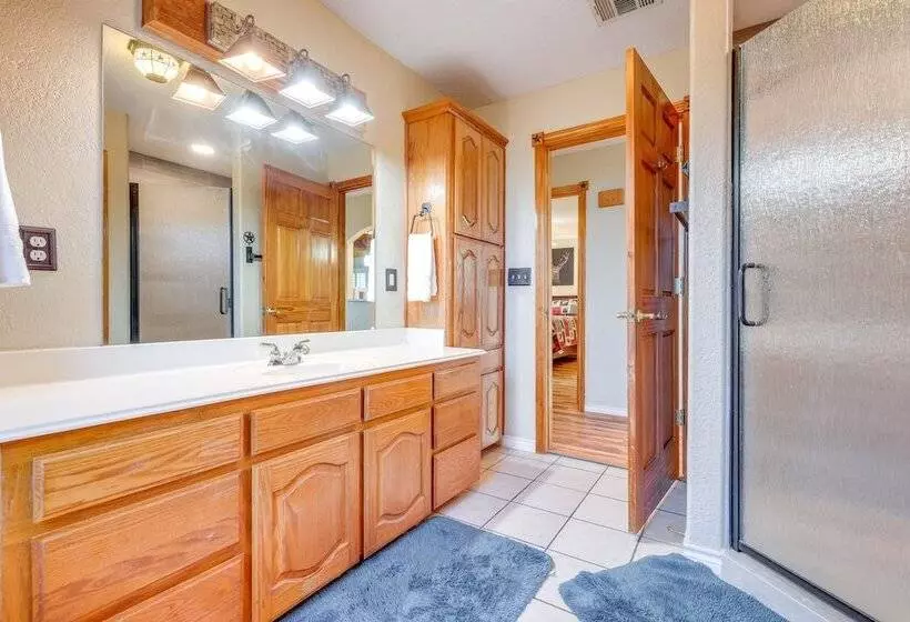 Pet Friendly Canyon Lake Cabin, 1 Mi To Water!