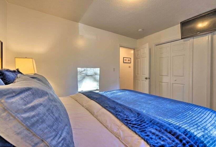 Resort Perks & Lake Access: Poconos Retreat