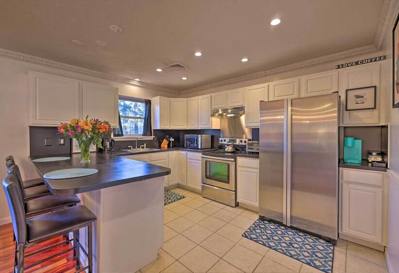 Resort Perks & Lake Access: Poconos Retreat