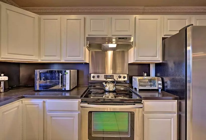 Resort Perks & Lake Access: Poconos Retreat