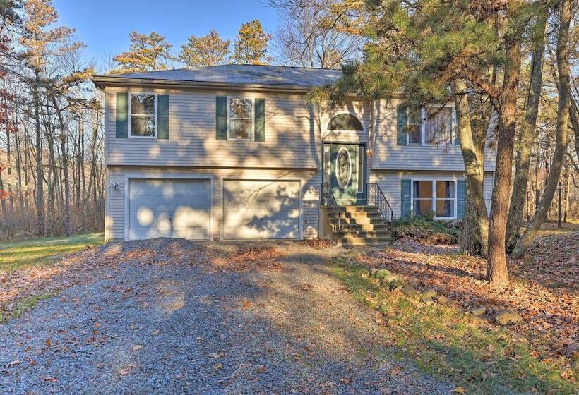 Resort Perks & Lake Access: Poconos Retreat