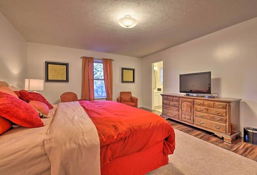 Resort Perks & Lake Access: Poconos Retreat