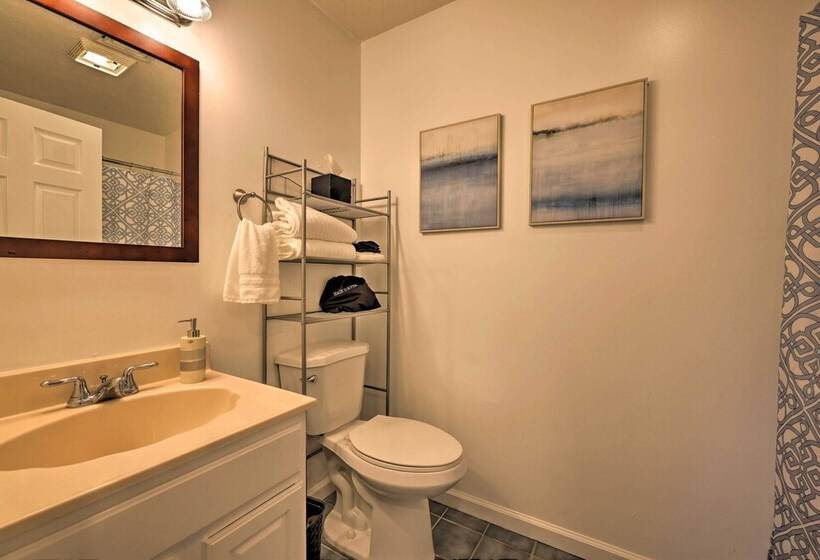 Resort Perks & Lake Access: Poconos Retreat