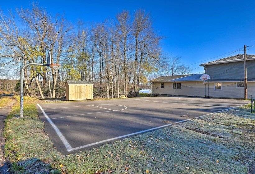 Resort Perks & Lake Access: Poconos Retreat