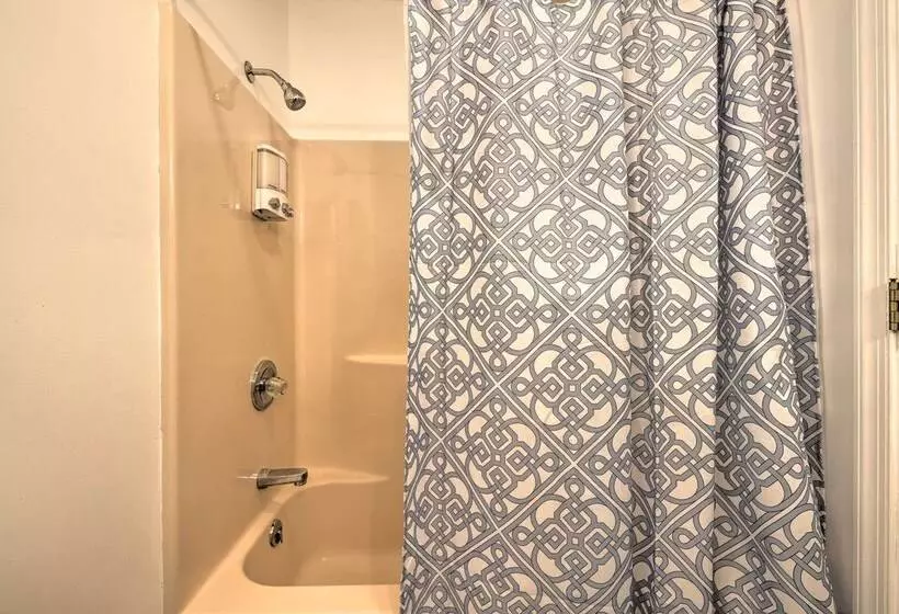 Resort Perks & Lake Access: Poconos Retreat