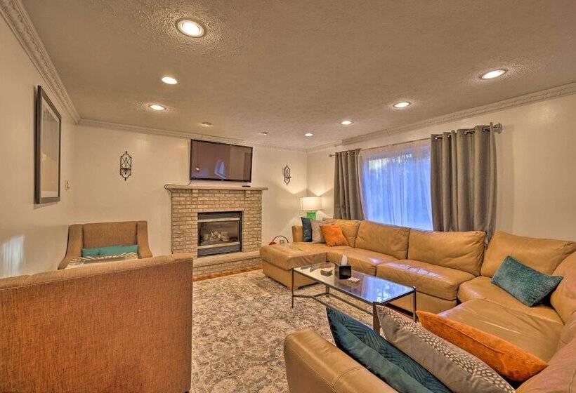 Resort Perks & Lake Access: Poconos Retreat