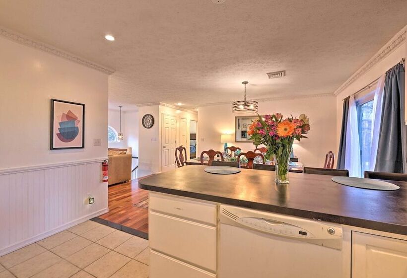 Resort Perks & Lake Access: Poconos Retreat