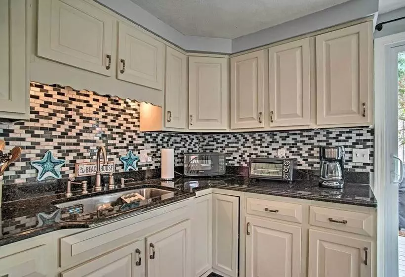 Quaint Dennis Home W/ Deck + Grill, Walk To Beach!