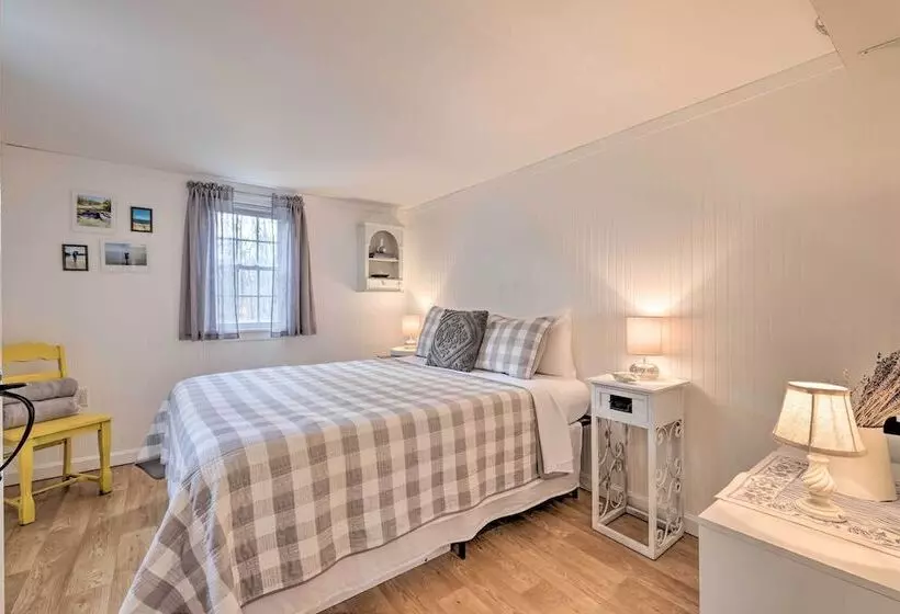 2 Mi To Coastline: Quaint Wellfleet Cottage!