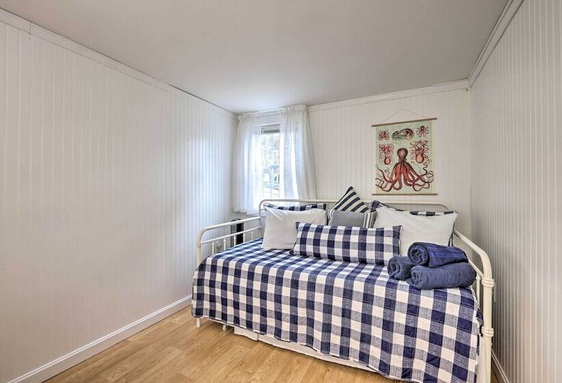 2 Mi To Coastline: Quaint Wellfleet Cottage!