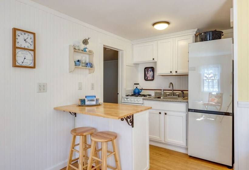 2 Mi To Coastline: Quaint Wellfleet Cottage!