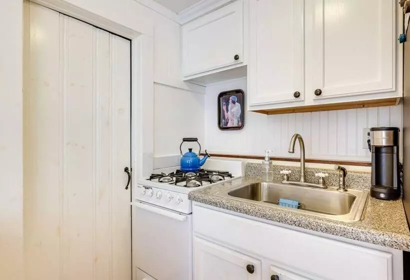 2 Mi To Coastline: Quaint Wellfleet Cottage!