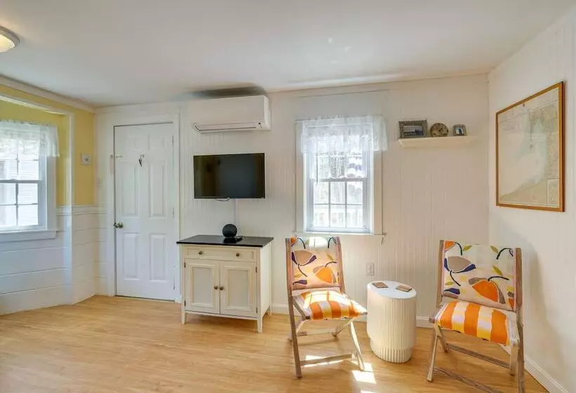 2 Mi To Coastline: Quaint Wellfleet Cottage!