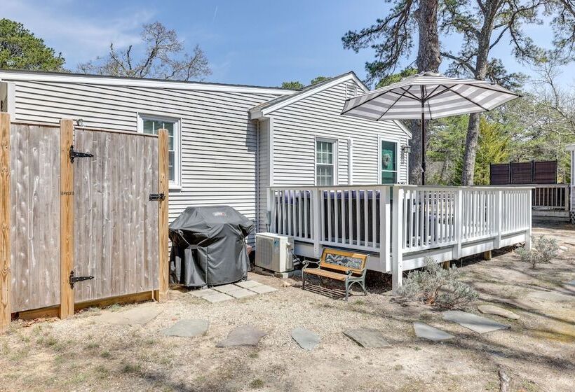 2 Mi To Coastline: Quaint Wellfleet Cottage!