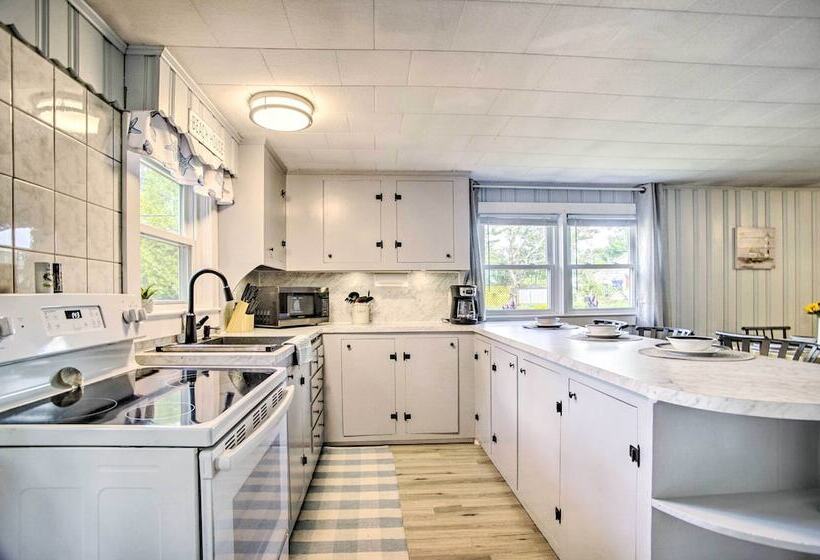 Buttermilk Cottage In Cape Cod: Steps To Beach