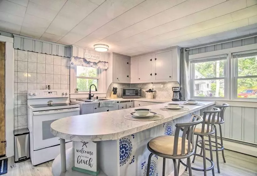 Buttermilk Cottage In Cape Cod: Steps To Beach