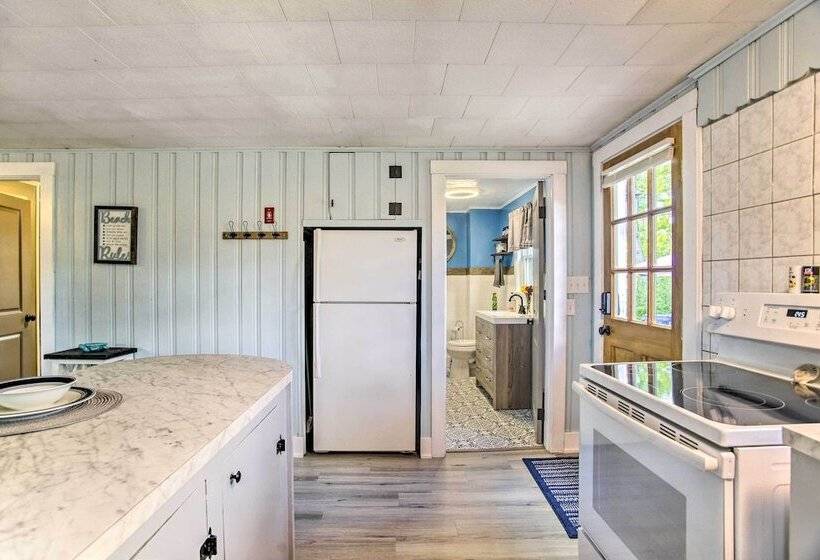 Buttermilk Cottage In Cape Cod: Steps To Beach